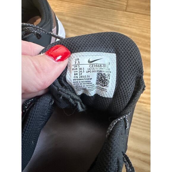 Nike Legend Essential Shoe, Womens SIze 7 1/2, Black with Purple - Picture 6 of 6